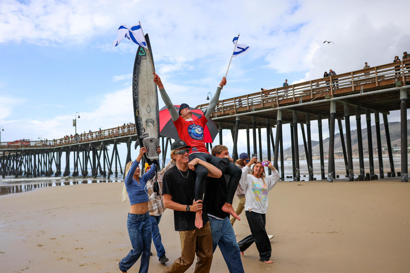 Nadav Attar logra su primera victoria en la WSL tras coronarse campeón del SLO CAL Pro Junior 2025 en Pismo Beach, California.